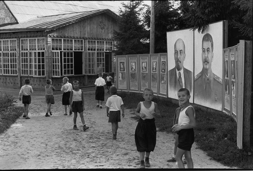 Young Pioneer camp near Moscow (Пионерский лагерь под Москвой), 1954