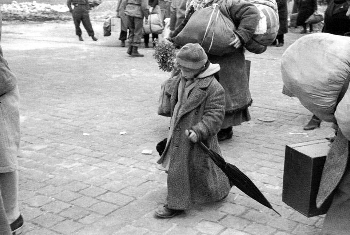 Russian Child Released from Concentration Camp (Русский ребёнок, выходящий из концлагеря), 1945