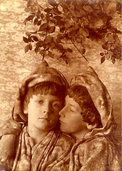 Portraits de deux jeunes garcons (Портрет двух мальчиков), c.1900