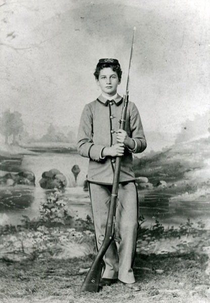 A studio portrait of an unidentified boy in a Civil War Era uniform, holding a rifle (Студийный портрет неизвестного мальчика в форме эпохи гражданской войны в США с винтовкой)