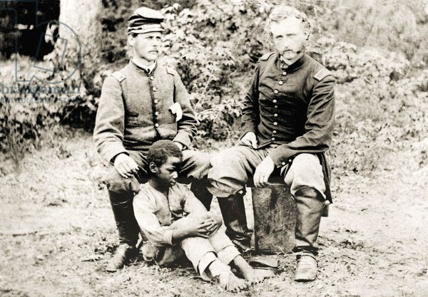 George Armstrong Custer with ex-classmate, friend and captured Confederate prisoner, Lt. J.B. Washington, and his slave (Джордж Армстронг Кастер со своим бывшим одноклассником, другом и пленным лейтенантом конфедератов Дж.Б.Вашингтоном, и его рабом), 1862