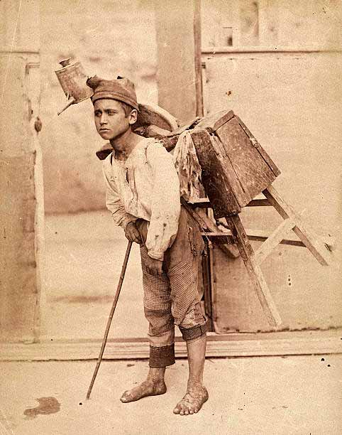 Full-length portrait of a neapolitan scissors sharpener, a very young boy, in ragged clothing (Полноразмерный портрет неаполитаского точильщика, очень юного мальчика в оборванной одежде), 1880-1900