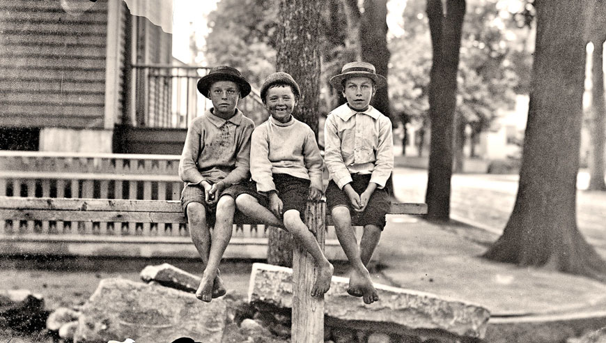 Three barefoot boys sitting on a hitching rail (Три босоногих мальчика, сидящие на перилах), c.1890-1900