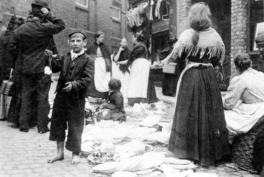 A street scene in a Liverpulian slum (Уличная сцена в Ливерпульских трущобах), c.1890