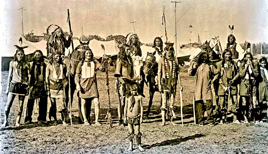 A young Native American boy is a member of a Wild West show (Индейский мальчик - участник шоу Дикого Запада), 1895-1910