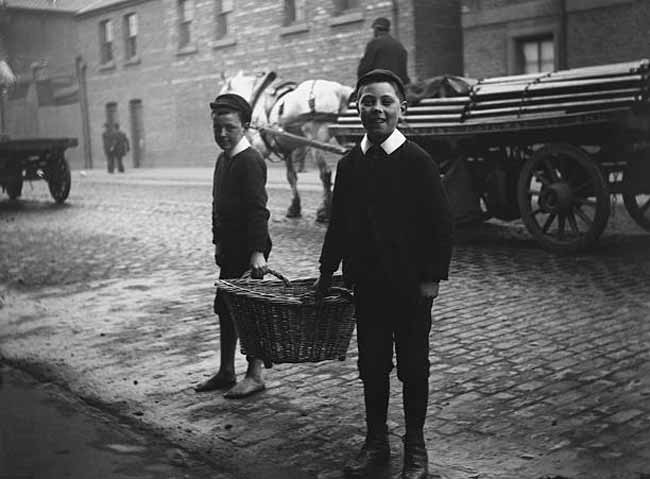 Two boys, one barefooted, carrying a large basket (Два мальчика, один босоногий, несут большую корзину), 1895