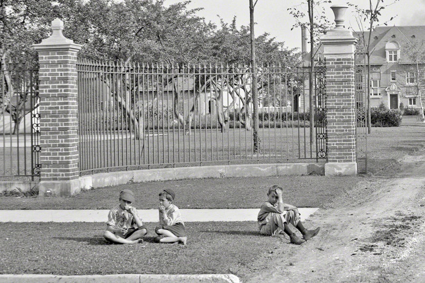 Residence near country club (Времяпрепровождение возле загородного клуба), c.1900