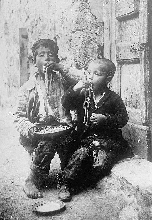 Two boys eating pasta (Двое мальчиков, поедающих пасту), c.1900