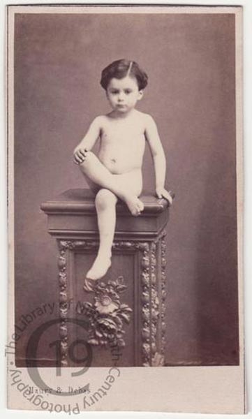 Naked boy on pedestal (Голый мальчик на пьедестале)