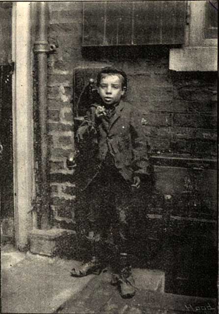 A young boy in the Hendon area of Sunderland (Мальчик из Хендона, Сандерленд), 1895