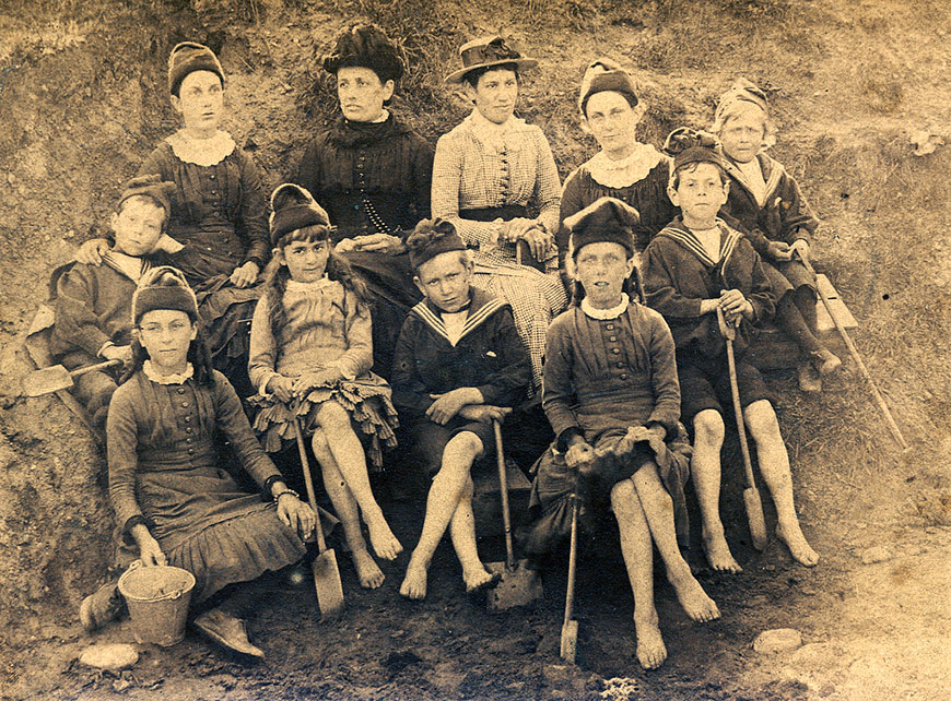 A Victorian group at the seaside (Викторианская группа на морском берегу), 1880