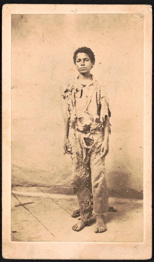 Taylor, young drummer boy for 78th Colored Troops (USCT) Infantry, in rags (Тейлор, юный барабанщик 78-го пехотного полка цветных войск (Цветные войска США), в лохмотьях), 1864-1865