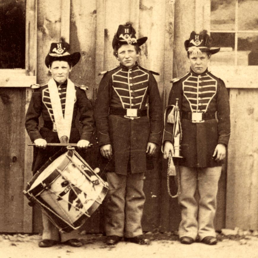 Three drummer boys (now at Ft. Hamilton) who have been in 9 battles of the rebellion (Три мальчика-барабанщика (ныне в Форт-Гамильтоне), участвовавшие в 9 битвах восстания), c.1869