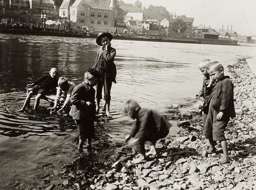 Gruppe spielender Jungen am rechten Elbufer (Группа мальчиков играет на правом берегу Эльбы), 1891