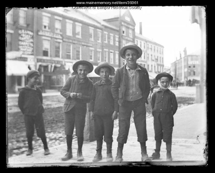 Boys on Main Street (Мальчишки на Майн-стрит), c.1895