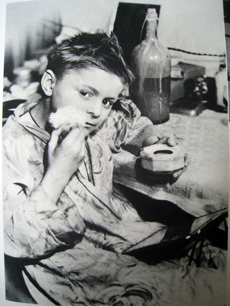 Jeune comedien se poudrant comedian (Юный актер гримерует себя), 1930s