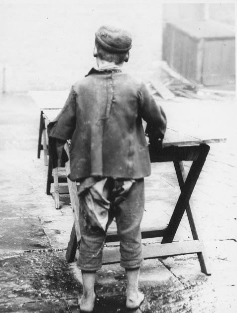 Young boy waiting at a soup kitchen during a coal strike (Мальчик, ждущий обеда во время угольной стачки), 1920s