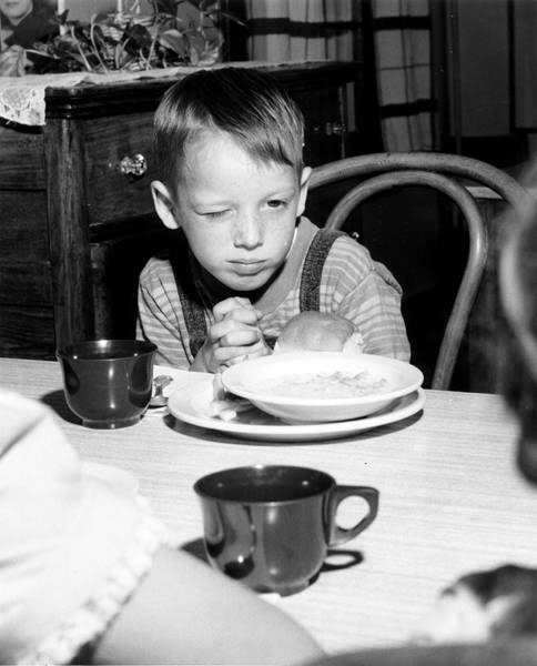 Boy saying prayers before eating (Мальчик, молящийся перед едой)