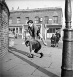 Boys playing leapfrog in the street / Мальчики играют в чехарду