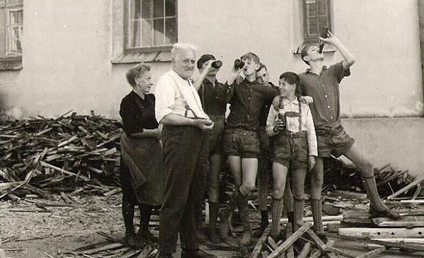 German teenage boys enjoying a drink of beer (Пять немецких подростков наслаждаются пивом), c.1950s