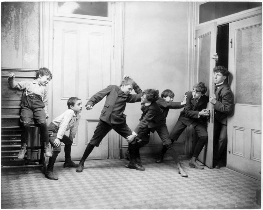 Boys fighting in schoolroom (Мальчики, борющиеся в классной комнате), 1907