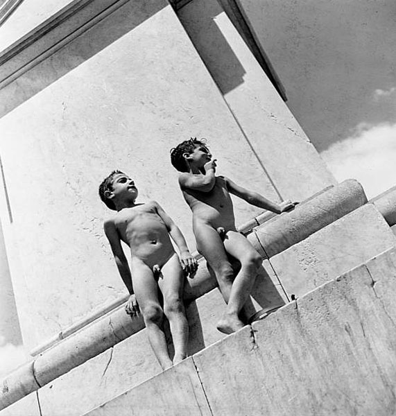 Two boys stand nude on the ledge of a marble pillar (Два голых мальчика, стоящих на уступе мраморной колонны), 1952