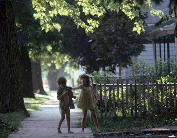 Children on a sidewalk (Дети на тротуаре), 1974