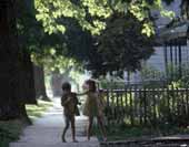 Children on a sidewalk / Дети на тротуаре