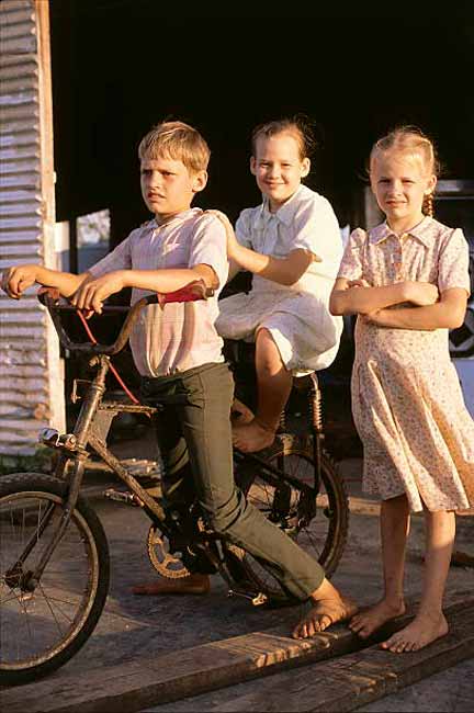 Three Amish children on a bicycle (Три ребёнка-амиша на велосипеде), c.1990