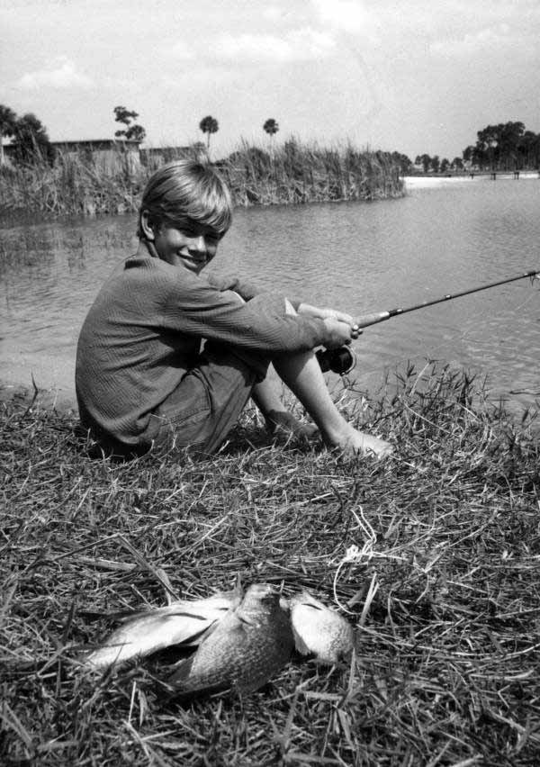 Young boy with his fish (Мальчик с пойманной им рыбой)