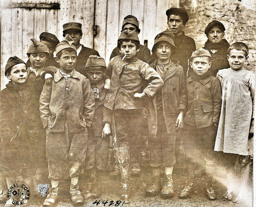 French children greeting American troops (Французские дети, приветствующие американские войска), November 1918