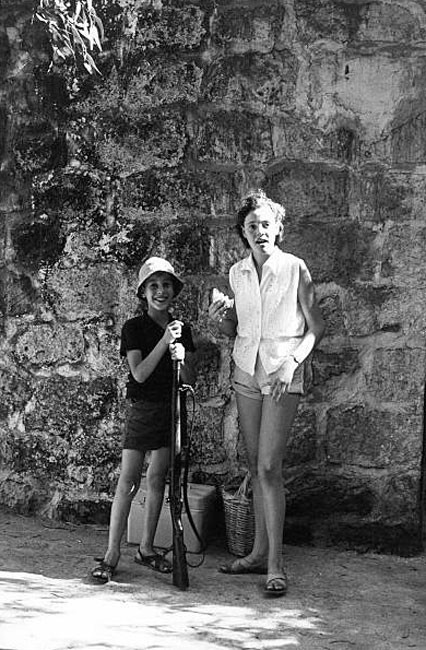 A boy and a girl during the visit of the families to the soldiers at the end of the six-day war (Мальчик и девочка во время посещения семей солдатами в конце шестидневной войны), 1967