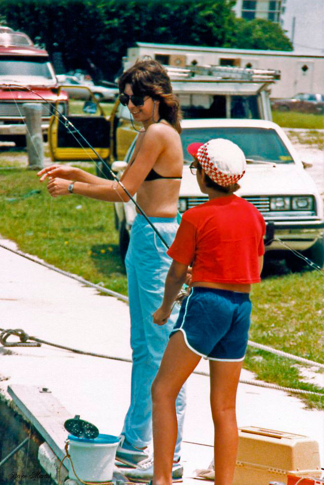 Young woman and boy fishing (Женщина и мальчик, ловящие рыбу), 1983