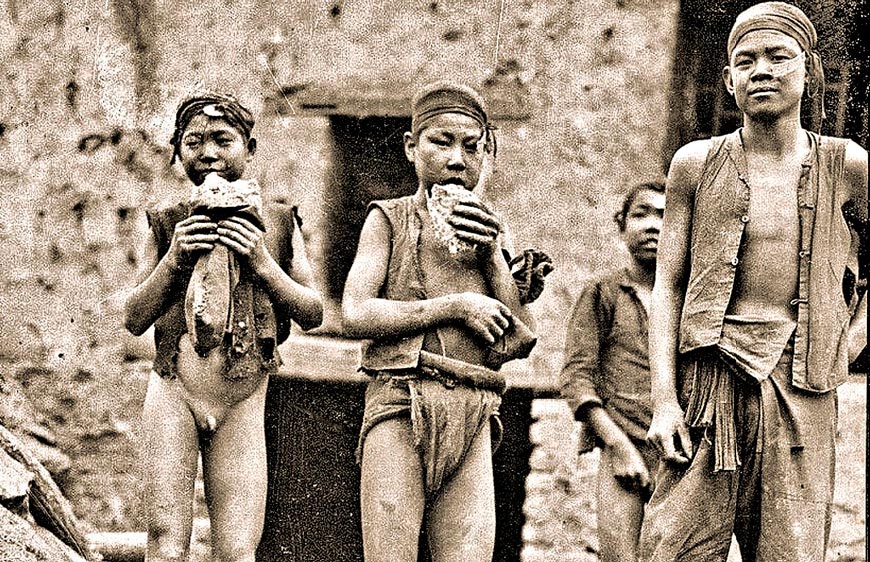 Coal mine boys eating (Мальчики-шахтёры за перекусом), c.1925