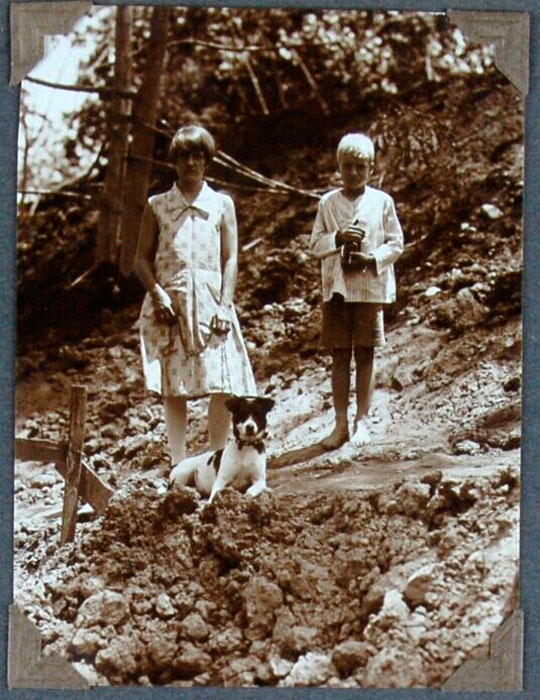 Een Europees meisje en jongen met hond en camera (Европейская девушка и мальчик с собакой и камерой), 1925-1930