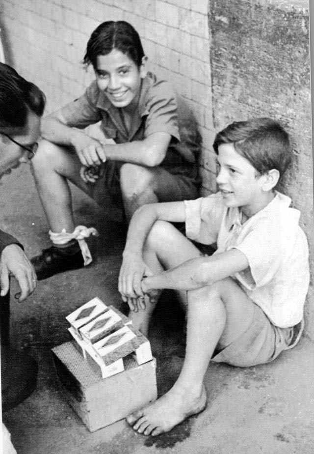 Boys selling smuggled cigarettes (Мальчики, торгующие контрабандными сигаретами), 1945