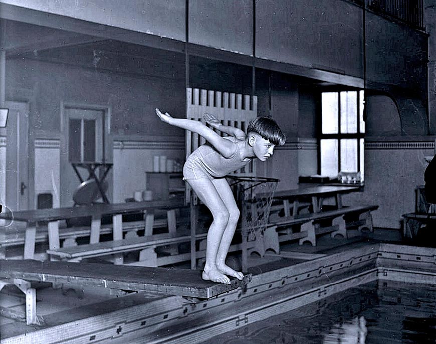 John Bond on a diving board (Джон Бонд на доске для прыжков в воду)