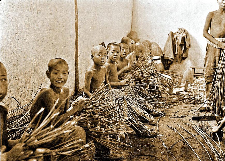 Poor boy prisoners making baskets (Бедные мальчики-пленные плетут корзины), c.1918