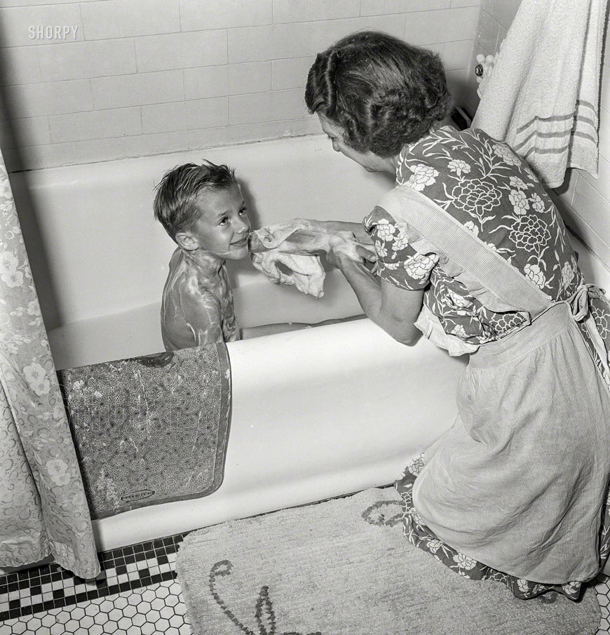 Earl Babcock's mother helping with his bath (Мать графа Бэбкока помогает ему принять ванну), September 1942