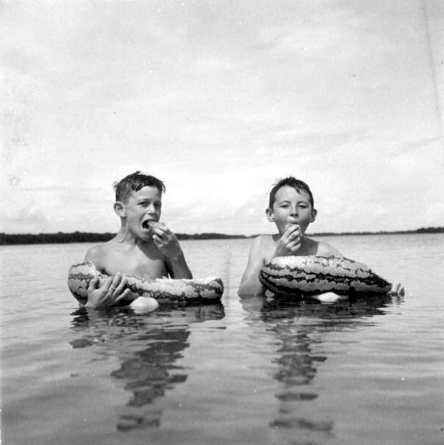 Johnny Suggs and Rogers Goolsby eating a watermelon while taking a dip (Джонни Саггс и Роджерс Гулсби едят арбуз во время купания)