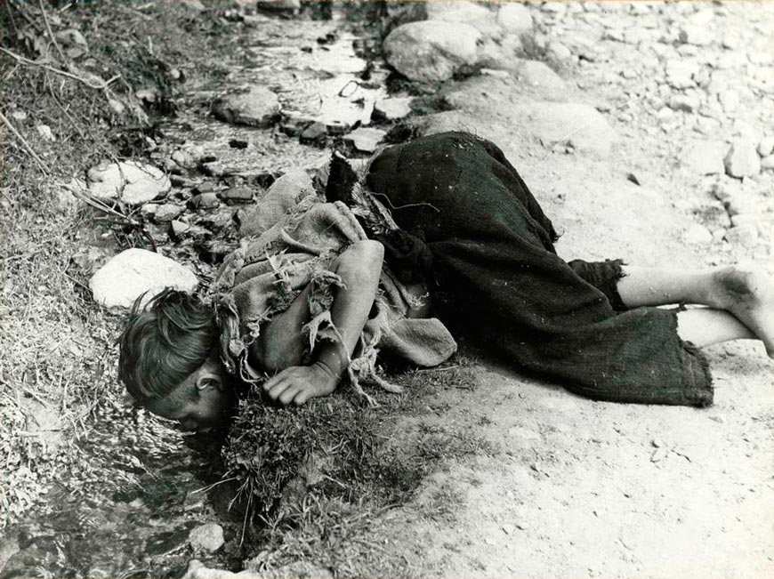 Boy drinks at irrigation ditch (Мальчик, пьющий из ирригационной канавы), 1950-1965