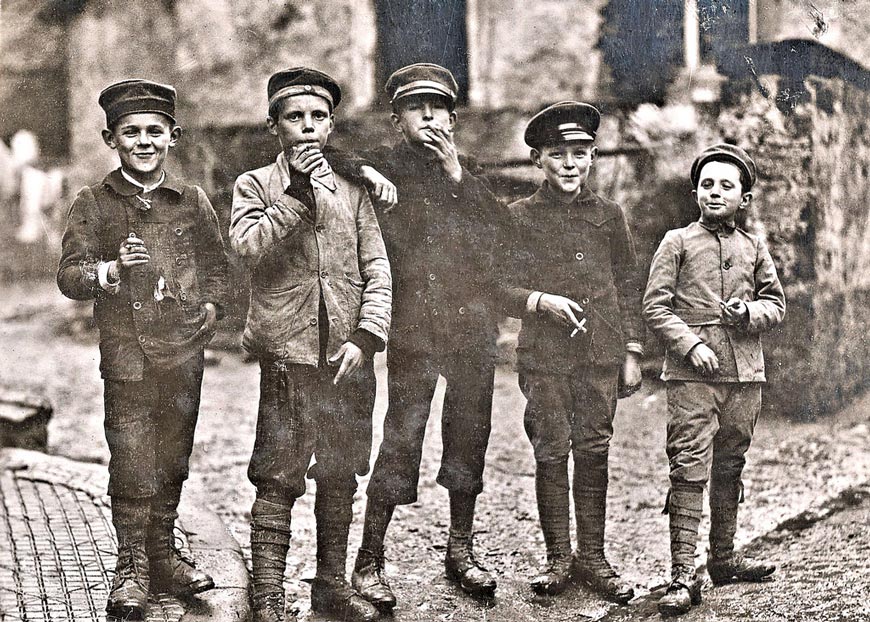 German boys and American cigarettes (Немецкие мальчишки и американские сигареты), April 1918