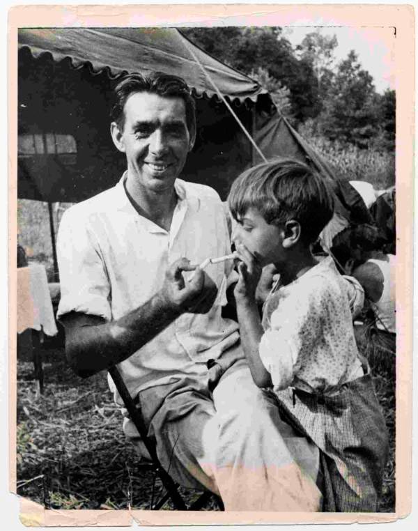 Romani man lights a little boy’s cigarette with his own (Цыган прикуривает мальчику сигарету от собственной), 1937