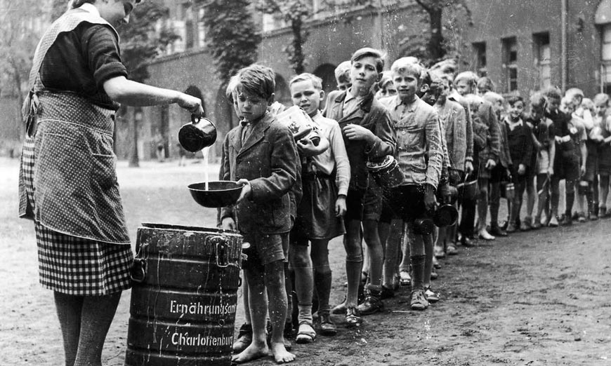 German schoolboys line up for gruel (Немецкие школьники выстраиваются в очередь за кашей), 1945