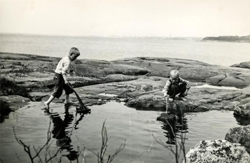 Kaksi poikaa leikkimässä kaarnaveneillä Vallisaaressa (Два мальчика играющие с корабликом на Валлисаари), 1957