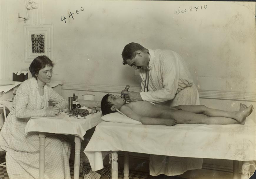 Doctor Examining Boy (Доктор осматривает мальчика), 1918-1919 