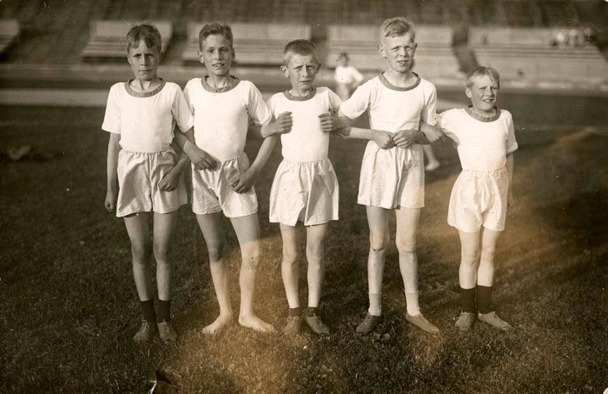 Skolungdomens tävlingar. Det segrande juniorlaget (Школьные юношеские соревнования. Юношеская команда-победитель), 1916