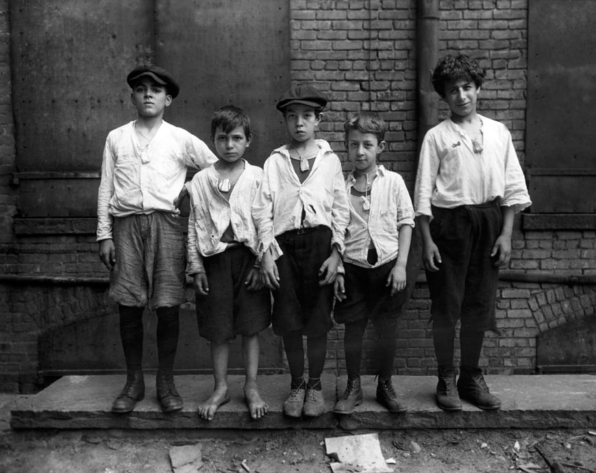 Influenza epidemic: boys wearing bags of camphor around their necks in the hope of escaping the Flu bug ( Эпидемия гриппа: мальчики носят на шее мешочки с камфорой в надежде спастись от гриппа), 1917 