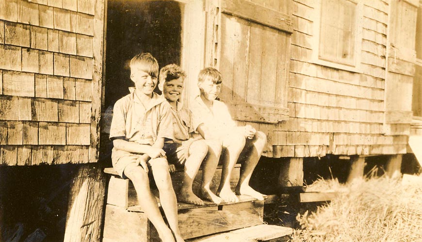 Merriss boys at the fish house (Мальчишки Мерисс в домике для рыбной ловли), 1918