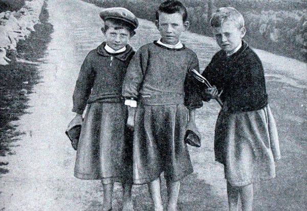 Rural Irish school boys in petticoats to school (Сельские ирландские школьники в юбках для школы), 1920-1930s